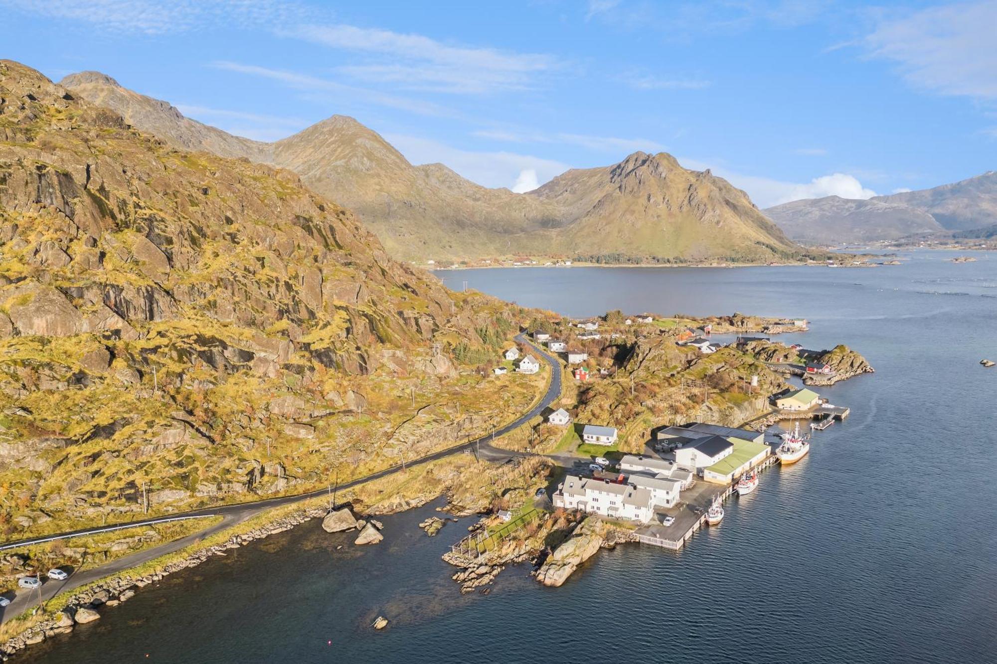 Akselhuset-koselig Hus Rett Ovenfor Kaikanten Midt I Lofoten Sennesvik