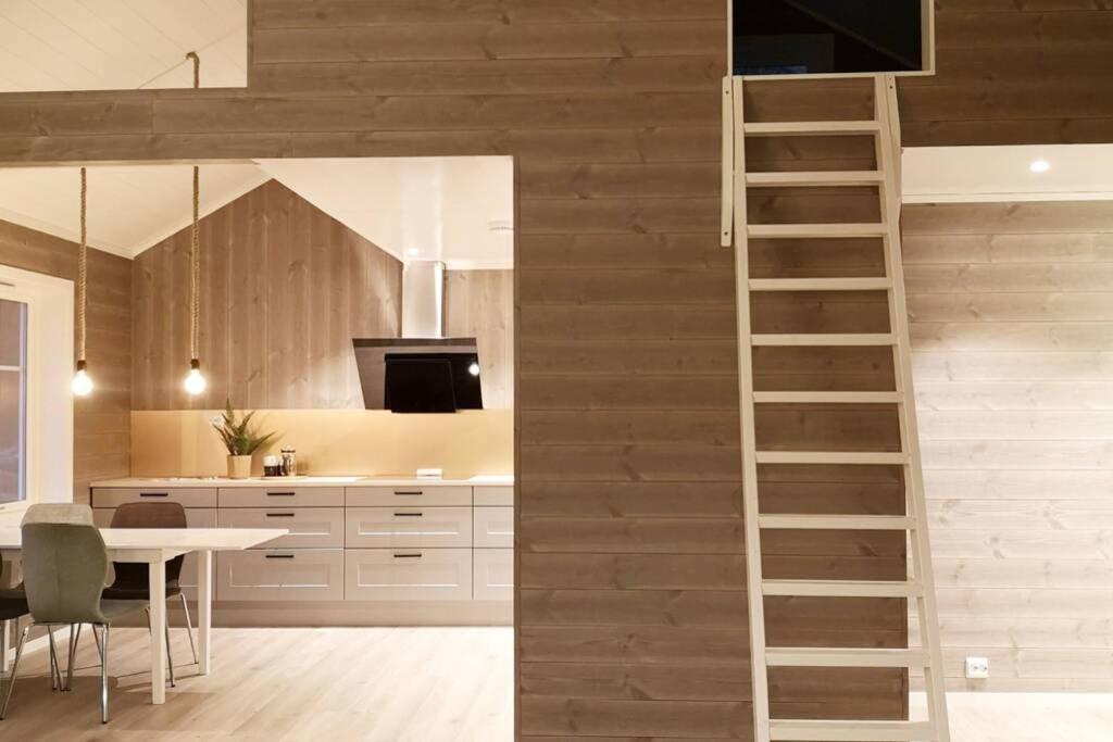 Akselhuset-koselig Hus Rett Ovenfor Kaikanten Midt I Lofoten Holiday home *