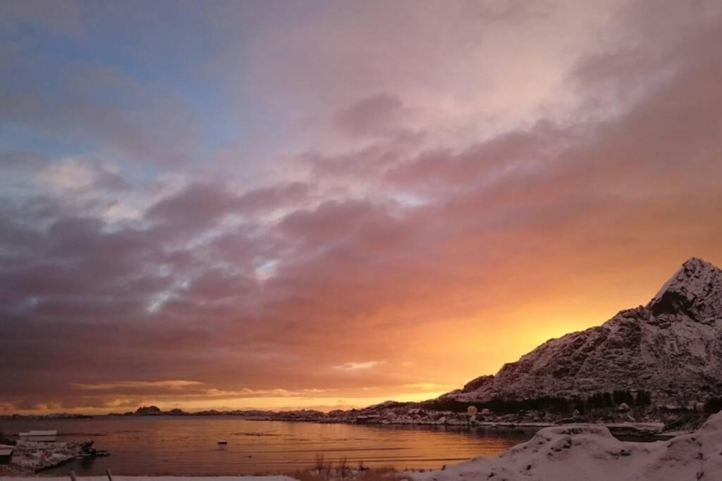 Akselhuset-koselig Hus Rett Ovenfor Kaikanten Midt I Lofoten Sennesvik