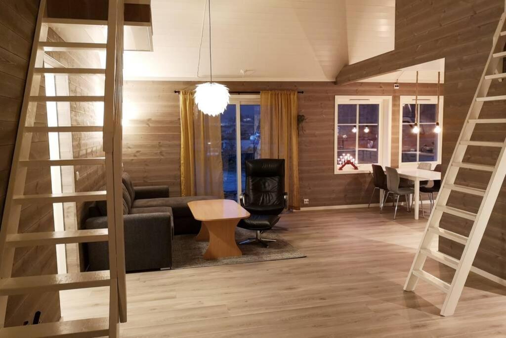 Akselhuset-koselig Hus Rett Ovenfor Kaikanten Midt I Lofoten Sennesvik
