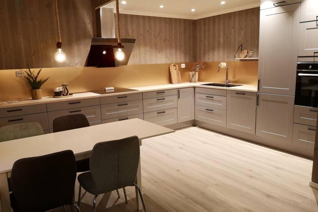 Akselhuset-koselig Hus Rett Ovenfor Kaikanten Midt I Lofoten Holiday home